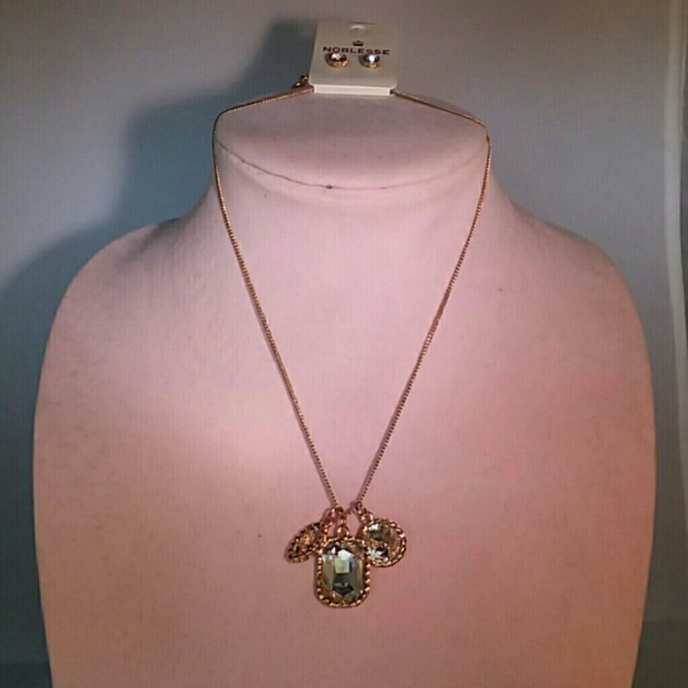 Gold necklace with earrings